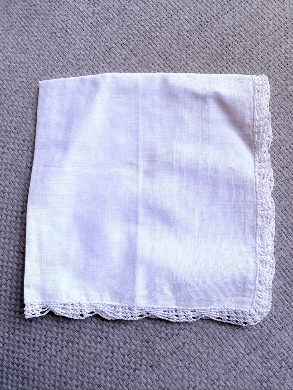 Vintage - White Lace-Edged Linen Handkerchief